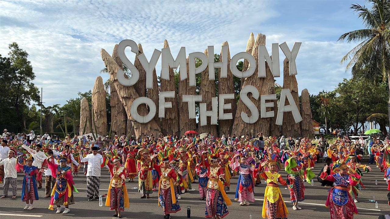 Tarian Kolosal Semarak Nandak Ondel-Ondel Betawi Pecahkan Rekor MURI di Symphony of The Sea Ancol.